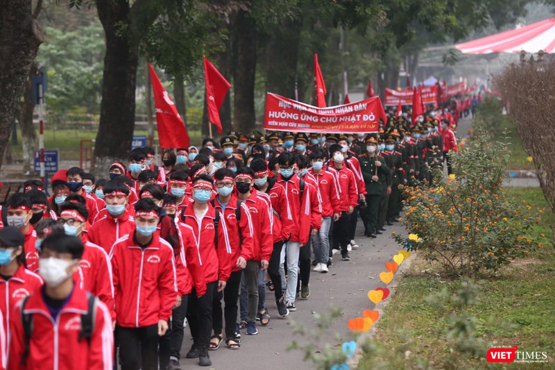 Hàng ngàn sinh viên tham gia diễu hành ủng hộ ngày Chủ nhật Đỏ Hàng ngàn sinh viên tham gia diễu hành ủng hộ ngày Chủ nhật Đỏ
