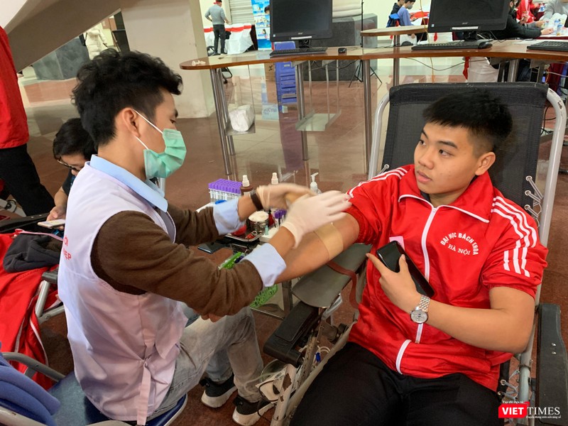 Các bạn trẻ tình nguyện tham gia hiến máu