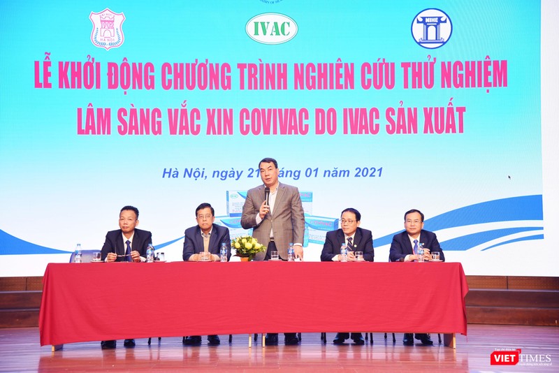 Các chuyên gia tại khởi động chương trình nghiên cứu thử nghiệm lâm sàng vaccine COVIVAC tại Trường Đại học Y Hà Nội sáng nay
