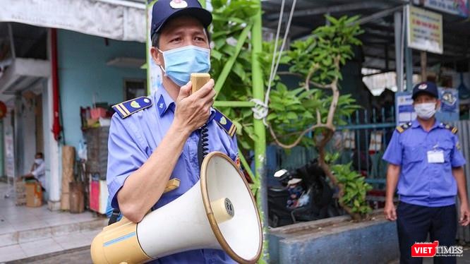 Lực lượng bảo vệ tuyên truyền phòng, chống dịch COVID-19 đối với người dân đi chợ ở Đà Nẵng (ảnh: Hồ Xuân Mai)
