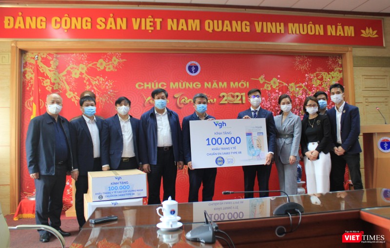 Bộ Y tế tiếp nhận 100.000 khẩu trang y tế cao cấp phục vụ chống dịch do VG Healthcare tặng