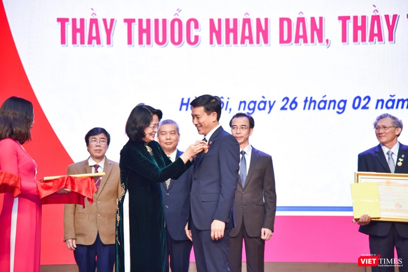 Phó Chủ tịch nước Đặng Thị Ngọc Thịnh trao danh hiệu TTND cho PGS.TS. Đoàn Quốc Hưng - Phó Hiệu trưởng phụ trách Trường Đại học Y Hà Nội