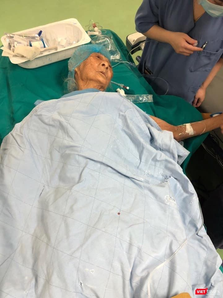 Bệnh nhân 100 tuổi vừa được PGS.TS. Nguyễn Mạnh Khánh phẫu thuật thay khớp háng