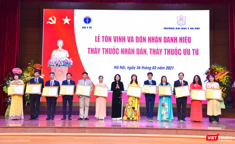 Phó Chủ tịch nước Đặng Thị Ngọc Thịnh đã trao danh hiệu TTƯT cho các cán bộ, giảng viên của Trường Đại học Y Hà Nội