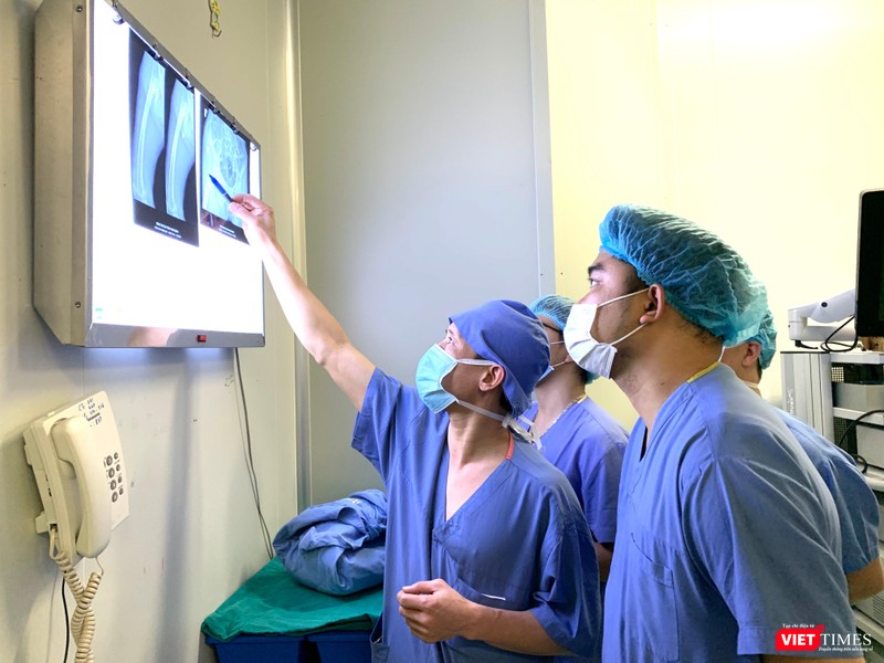 Vừa phẫu thuật, PGS.TS. Nguyễn Mạnh Khánh còn trực tiếp đào tạo cho tuyến dưới