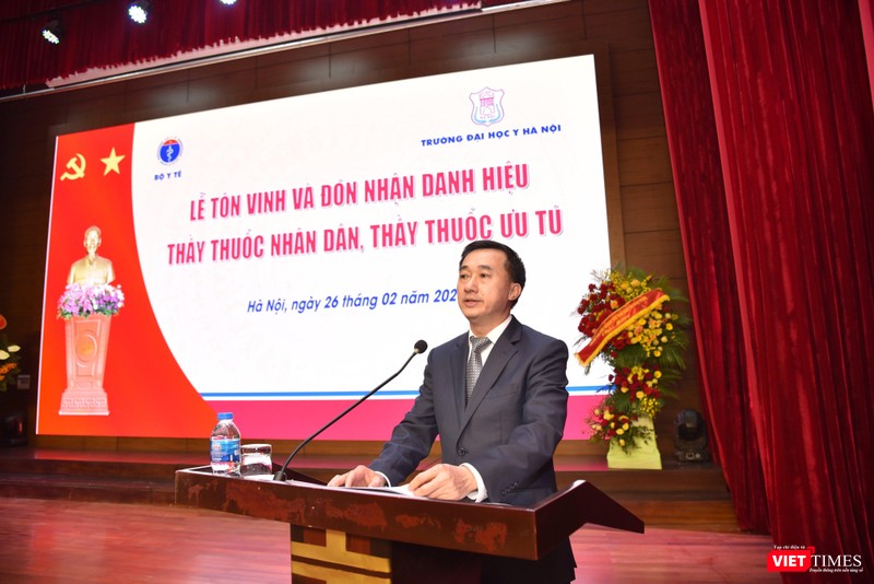 Thứ trưởng Bộ Y tế Trần Văn Thuấn chúc mừng các thầy cô đã được xét tặng danh hiệu TTND, TTƯT lần này