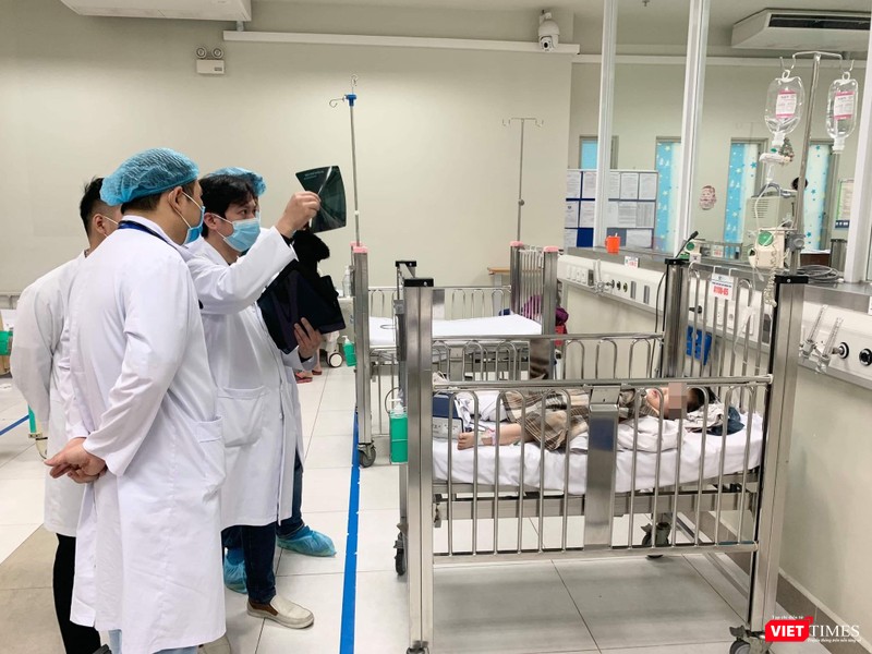 Các bác sĩ kiểm tra phim chụp X-quang của bé H. (Ảnh - BV)