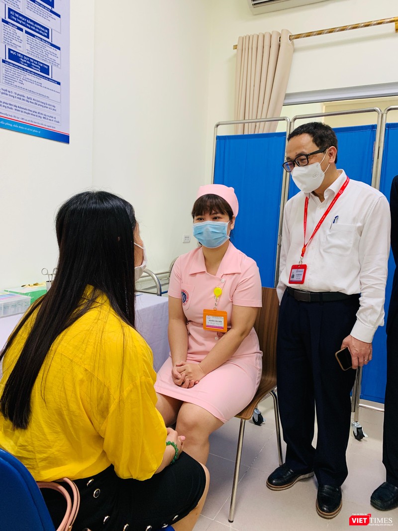 GS.TS.NGND. Tạ Thành Văn trao đổi và động viên người tình nguyện tiêm thử nghiệm vaccine COVIVAC mũi đầu tiên