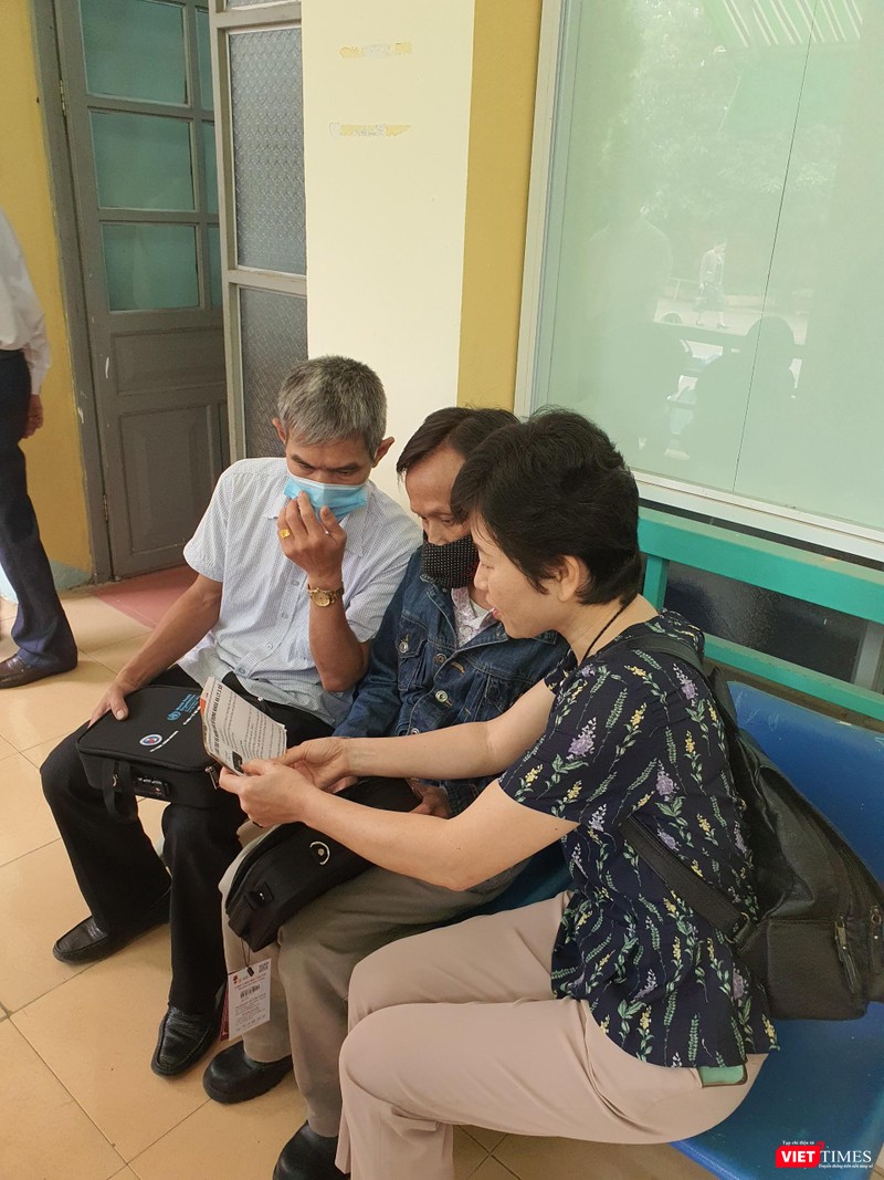 Chuyên gia của Cục Phòng, chống HIV/AIDS tư vấn tại cơ sở về việc thí điểm cấp phát thuốc Methadone nhiều ngày cho người bệnh điều trị nghiện các chất dạng thuốc phiện.