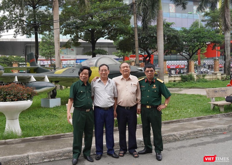 Trái qua: đại tá Nguyễn Kiệm (D631), đại tá phi đội  Quyết Thắng Hán Văn Quảng; đại tá phi đội trưởng Nguyễn Văn Lục và tác giả là cựu binh D631