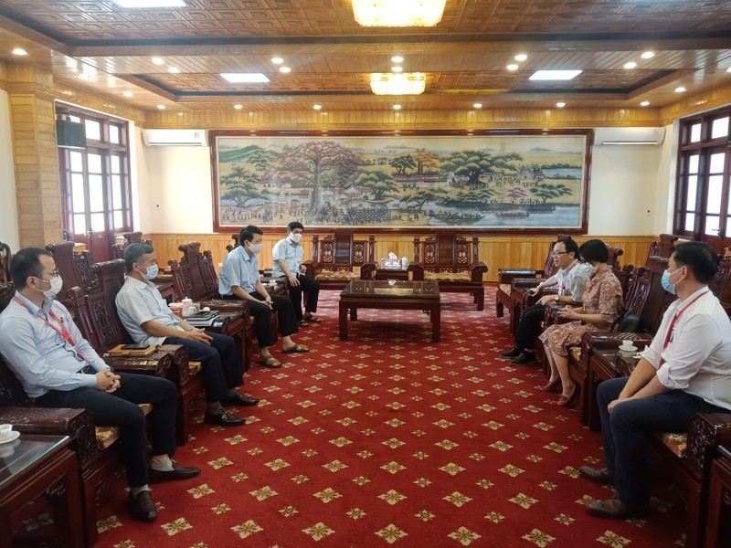 GS.TS.BS Tạ Thành Văn và đoàn công tác của Trường Đại học Y Hà Nội làm việc với lãnh đạo huyện Yên Phong, Bắc Ninh (Ảnh - Phạm Thành Nguyên)