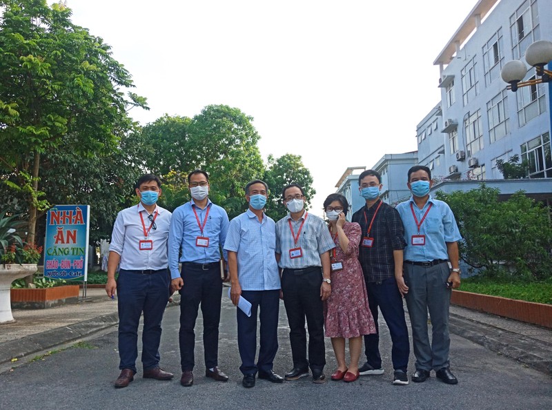 GS.TS.BS Tạ Thành Văn (thứ 4) và đoàn công tác của Trường Đại học Y Hà Nội khảo sát tại tâm dịch của Bắc Ninh