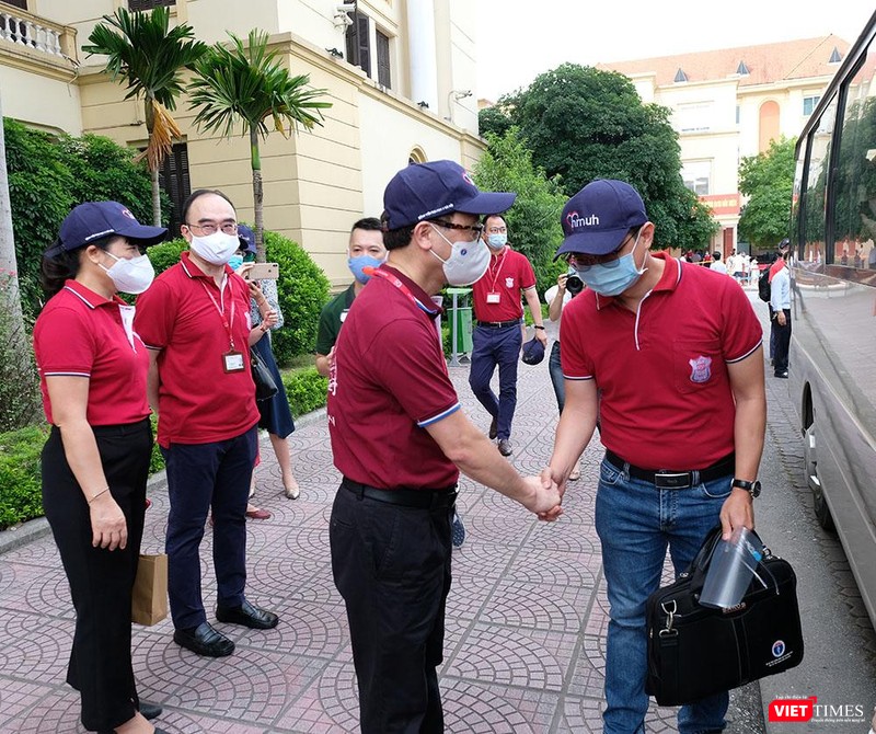 GS.TS. Tạ Thành Văn - Chủ tịch Hội đồng Trường Đại học Y Hà Nội - chúc các các bộ lên đường mạnh khoẻ và xứng đáng là giảng viên của ngôi trường danh giá