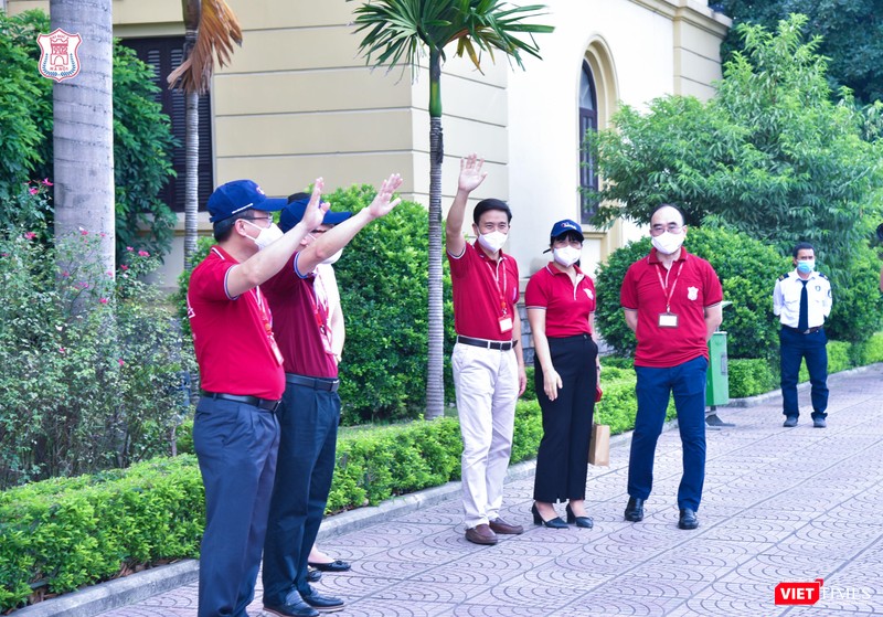 Lãnh đạo Trường Đại học Y Hà Nội và các phòng, ban lưu luyến tiễn đưa đoàn công tác với tâm dịch Bắc Ninh