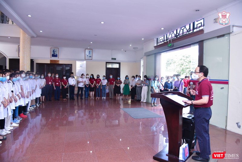 GS.TS. Tạ Thành Văn - Chủ tịch Hội đồng Trường Đại học Y Hà Nội - phát biểu tại lễ tiễn đoàn vào tâm dịch Bắc Ninh