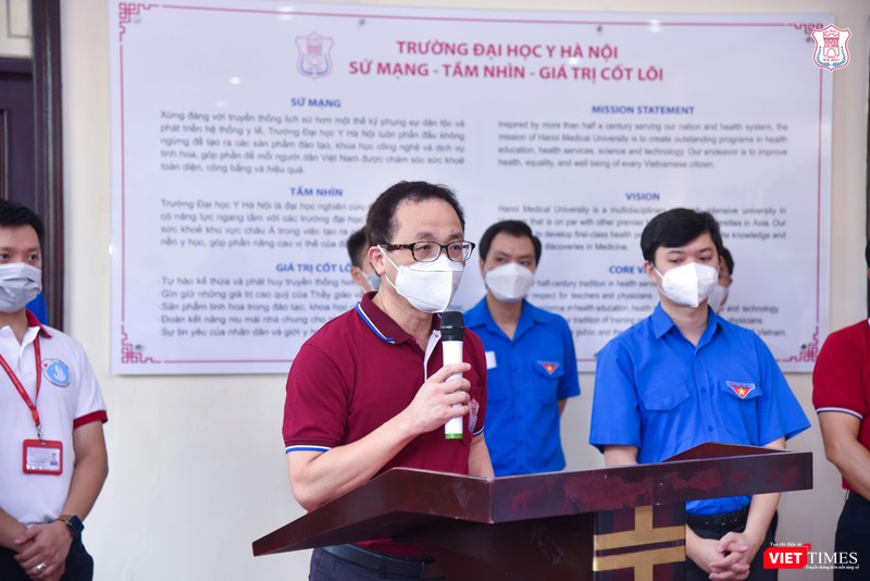GS.TS. Tạ Thành Văn – Chủ tịch Hội đồng Trường Đại học Y Hà Nội - động viên các cán bộ, sinh viên lên đường vào tâm dịch
