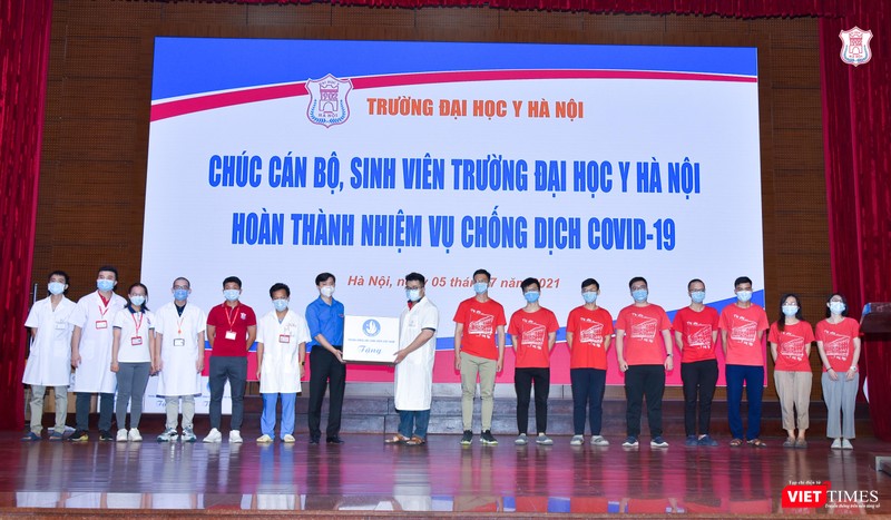 Đại diện Trung ương Đoàn TNCS HCM tặng quà các tình nguyện viên lên đường vào Bình Dương chống dịch