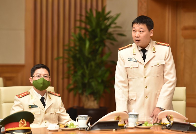 Thiếu tá Nguyễn Đức Thiện, Cục Y tế, Bộ Công an: Chúng tôi ý thức rằng việc tiến ra tuyến đấu chống dịch là trách nhiệm, là vinh quang lớn lao đối với bất kì người chiến sĩ nào; là thực hiện, khẳng định lời thề danh dự của lực lượng CAND Việt Nam anh hùng: “Sẵn sàng đi bất cứ đâu, làm bất cứ việc gì khi Tổ quốc, Đảng và Nhân dân cần đến”. Ảnh: VGP/Nhật Bắc