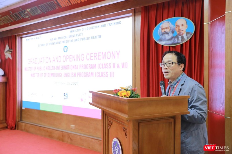 GS.TS. Tạ Thành Văn – Bí thư Đảng uỷ, Chủ tịch Hội đồng Trường Đại học Y Hà Nội phát biểu tại buổi lễ