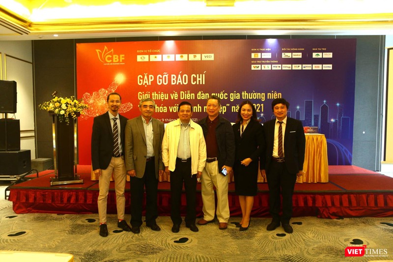 Các đại biểu dự cuộc họp báo