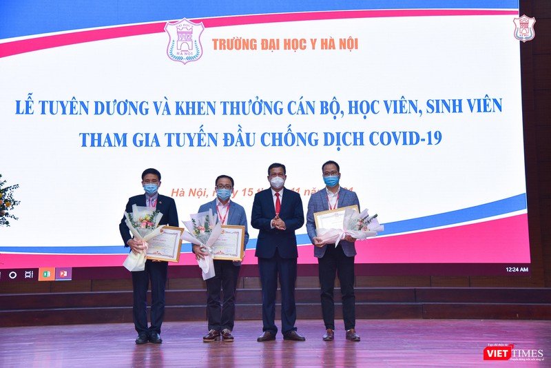 Lãnh đạo UBND tỉnh Bắc Ninh trao Bằng khen cho các cá nhân có thành tích xuất sắc trong hỗ trợ địa phương phòng, chống dịch COVID-19