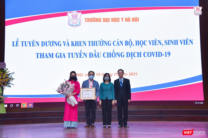 Đảng uỷ Khối các trường Đại học - Cao đẳng Hà Nội tặng Giấy khen cho tập thể Trường Đại học Y Hà Nội và 4 cá nhân của Trường vì những thành tích xuất sắc trong phòng, chống dịch.