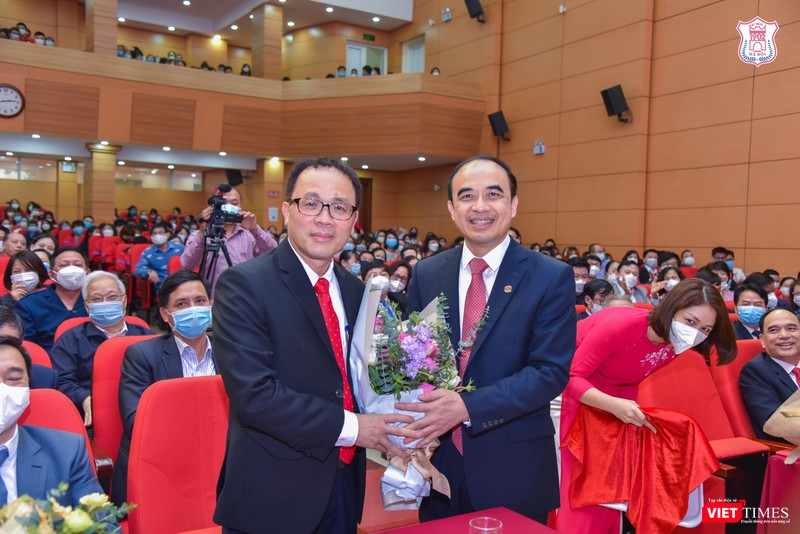 GS.TS. Nguyễn Hữu Tú tặng hoa tri ân GS.TS. Tạ Thành Văn - Bí thư Đảng uỷ, Chủ tịch Hội đồng Trường Đại học Y Hà Nội nhiệm kỳ 2020-2025, đồng thời, là người tiền nhiệm - Hiệu trưởng Trường Đại học Y Hà Nội thứ 15