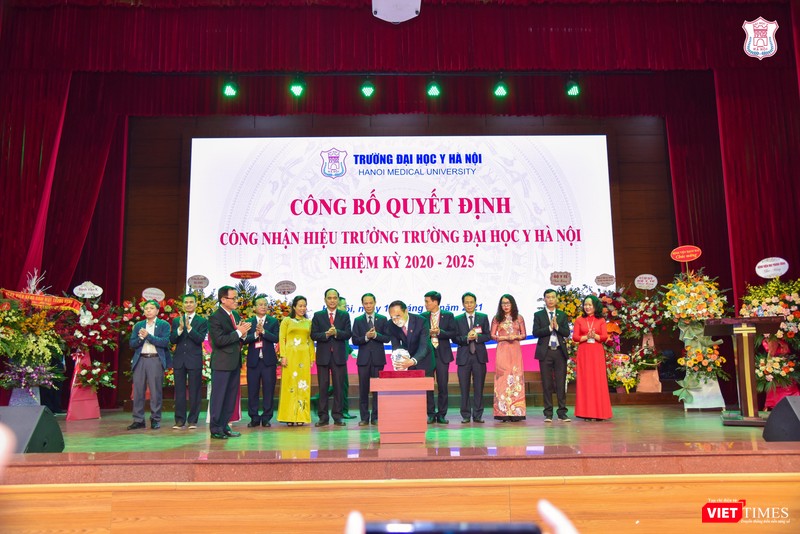 GS.TS. Nguyễn Hữu Tú tiếp nhận biểu trưng của Trường Đại học Y Hà Nội và cam kết sẽ không ngừng nỗ lực phấn đấu và cống hiến
