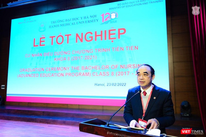 GS.TS. Nguyễn Hữu Tú – Hiệu trưởng Trường Đại học Y Hà Nội – ghi nhận những nỗ lực của các sinh viên được đào tạo trong Chương trình tiên tiến