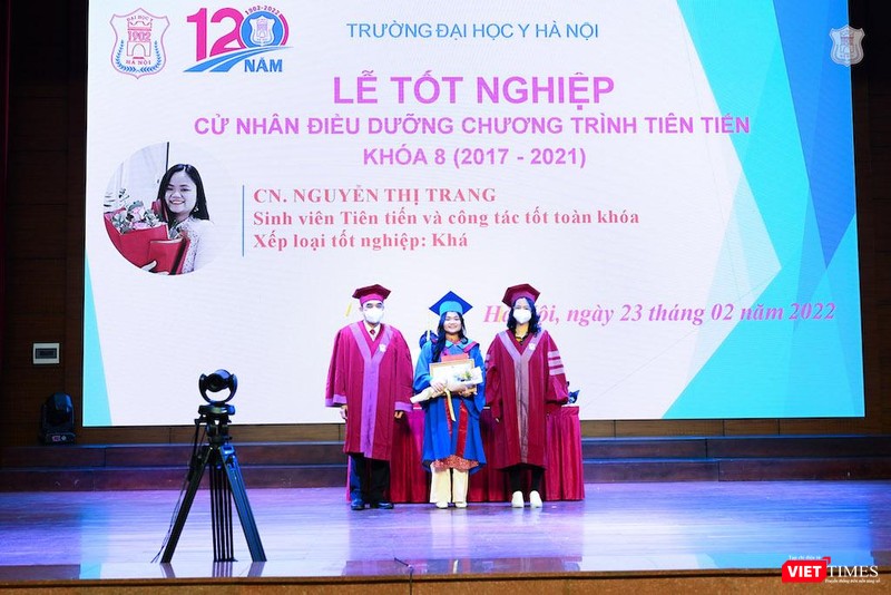 GS.TS. Nguyễn Hữu Tú – Hiệu trưởng Trường Đại học Y Hà Nội –trao bằng tốt nghiệp cho các cử nhân Chương trình tiên tiến khoá 8