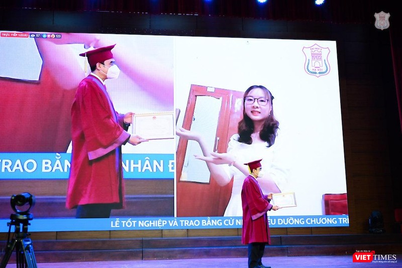 GS.TS. Nguyễn Hữu Tú – Hiệu trưởng Trường Đại học Y Hà Nội –trao bằng tốt nghiệp qua hình thức online cho các tân cử nhân bị mắc Covid-19 không dự trực tiếp được