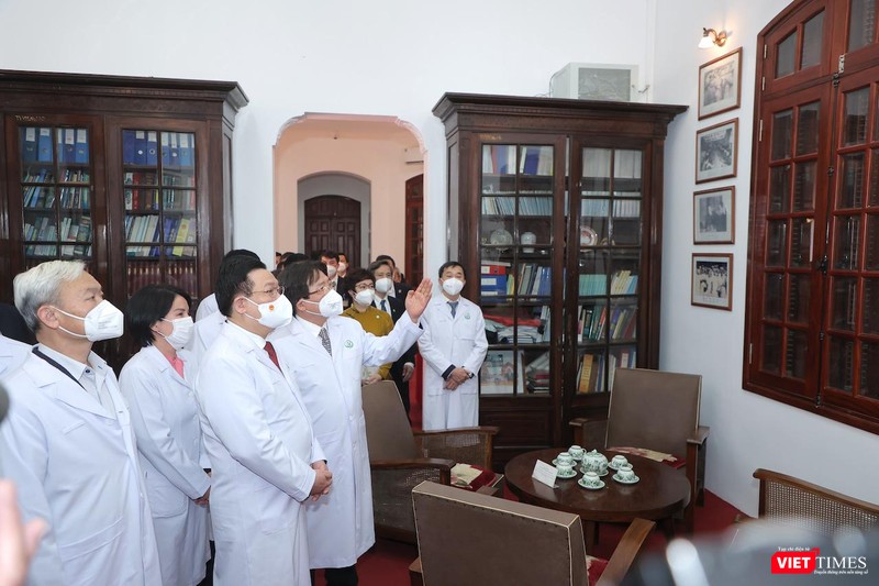 Chủ tịch Quốc hội Vương Đình Huệ cùng các đại biểu thăm phòng truyền thống của BV Việt Đức Chủ tịch Quốc hội Vương Đình Huệ cùng các đại biểu thăm phòng truyền thống của BV Việt Đức