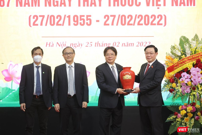 Chủ tịch Quốc hội Vương Đình Huệ tặng hoa và quà chúc mừng các thầy thuốc của BV Việt Đức Chủ tịch Quốc hội Vương Đình Huệ tặng hoa và quà chúc mừng các thầy thuốc của BV Việt Đức