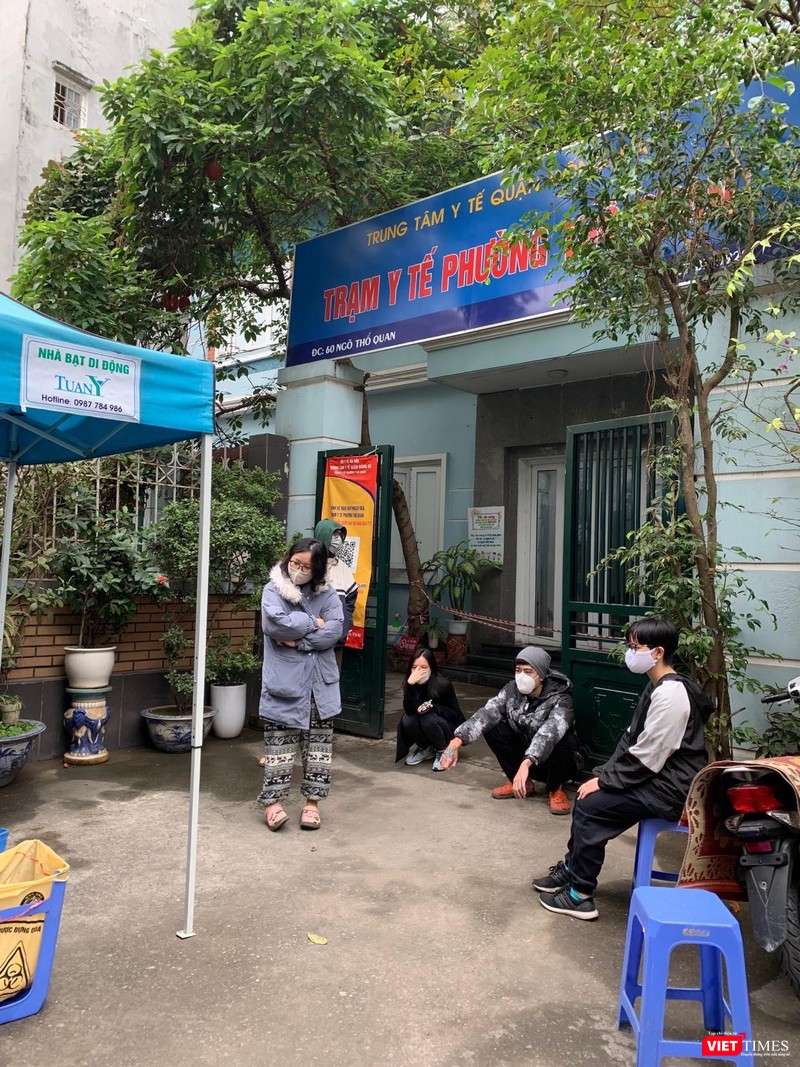 Các F0 phải tự đến trạm y tế để lấy giấy xác nhận (ảnh: Thanh Hằng) Các F0 phải tự đến trạm y tế để lấy giấy xác nhận (ảnh: Thanh Hằng)