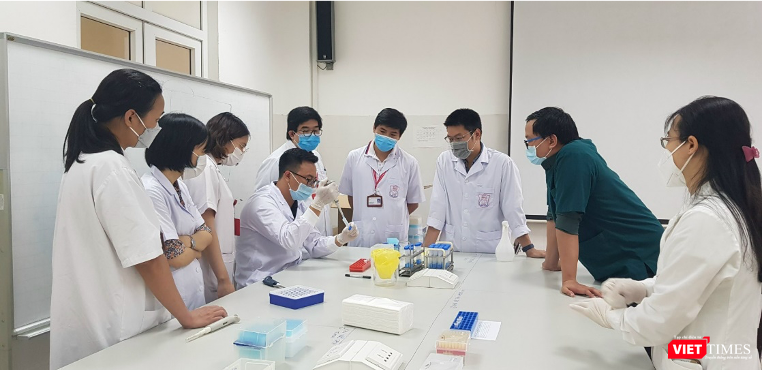 Các cán bộ của Trung tâm Kiểm chuẩn chất lượng xét nghiệm y học Trường Đại học Y Hà Nội kiểm tra chất lượng xét nghiệm của các đơn vị cơ sở