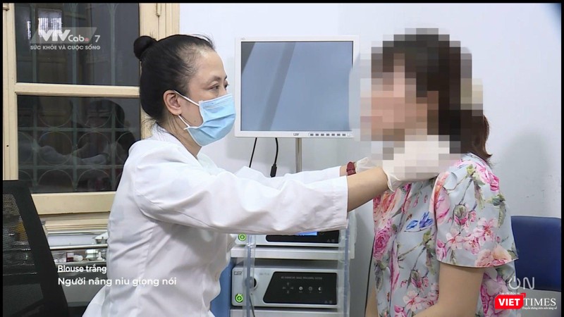 PGS.TS Phạm Thị Bích Đào khám cho bệnh nhân