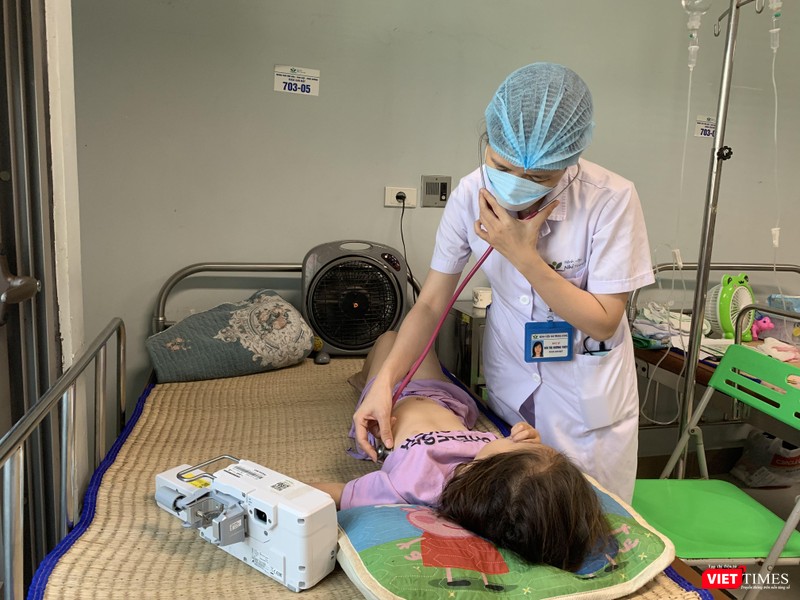 Bác sĩ của Khoa Gan mật, Bệnh viện Nhi Trung ương, khám sàng lọc bệnh nhi Bác sĩ của Khoa Gan mật, Bệnh viện Nhi Trung ương, khám sàng lọc bệnh nhi