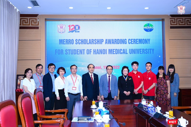 Lãnh đạo Trường ĐHYHN và Tập đoàn MERRO đều hài lòng về mối quan hệ hợp tác giữa 2 bên ngày càng phát triển Lãnh đạo Trường ĐHYHN và Tập đoàn MERRO đều hài lòng về mối quan hệ hợp tác giữa 2 bên ngày càng phát triển