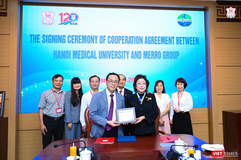 Đại diện Trường ĐHYHN tặng quà Tổng Giám đốc MERRO Đại diện Trường ĐHYHN tặng quà Tổng Giám đốc MERRO