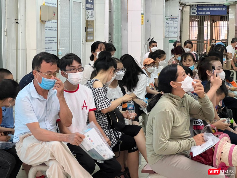 Nhiều phụ huynh biết tin BV Việt Đức khám bệnh về cột sống miễn phí cho trẻ, đã đưa con đến để khám