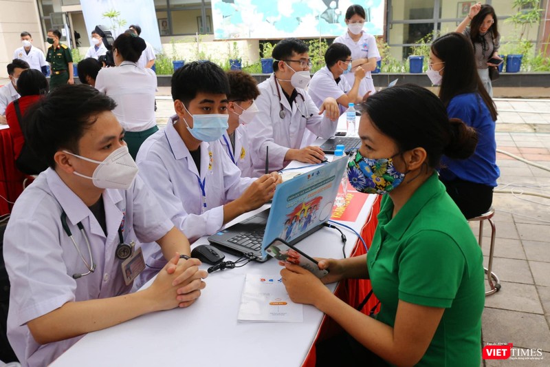 Các bác sĩ trẻ tình nguyện khám bệnh miễn phí cho người dân sau đại dịch