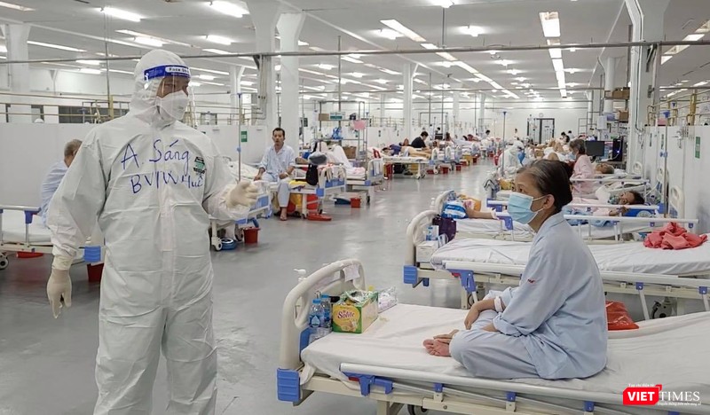 Các bác sĩ phải chịu nhiều áp lực lớn khi bệnh nhân trong đại dịch COVID-19 rất đông Các bác sĩ phải chịu nhiều áp lực lớn khi bệnh nhân trong đại dịch COVID-19 rất đông