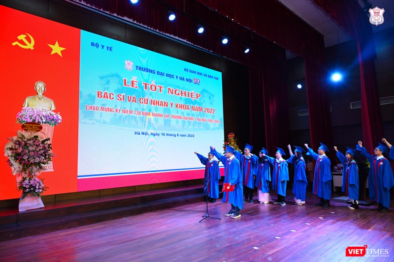 Đại diện các tân bác sĩ và cử nhân y khoa đọc lời thề trước khi nhận bằng tốt nghiệp Đại diện các tân bác sĩ và cử nhân y khoa đọc lời thề trước khi nhận bằng tốt nghiệp