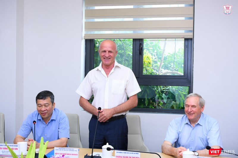 Viện sĩ Viện Hàn lâm khoa học Liên Bang Nga N.I. Sidelnikov - Giám đốc FSBSI VILAR - quan tâm đến nội dung hợp tác giữa ba bên trong đào tạo, nghiên cứu khoa học và công nghệ về dược liệu, tinh dầu phục vụ chăm sóc sức khoẻ của người dân.