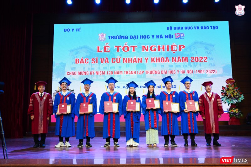 Hai Phó Hiệu trưởng Trường Đại học Y Hà Nội, GS.TS. Đoàn Quốc Hưng và Ths. Phạm Xuân Thắng, trao giấy khen và phần thưởng cho các sinh viên giỏi và công tác tốt toàn khóa Hai Phó Hiệu trưởng Trường Đại học Y Hà Nội, GS.TS. Đoàn Quốc Hưng và Ths. Phạm Xuân Thắng, trao giấy khen và phần thưởng cho các sinh viên giỏi và công tác tốt toàn khóa