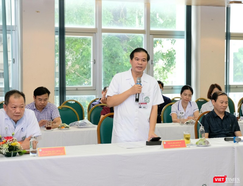 Ông Đào Xuân Cơ - Giám đốc Bệnh viện Bạch Mai phát biểu tại buổi làm việc với đoàn Bộ Y tế Ông Đào Xuân Cơ - Giám đốc Bệnh viện Bạch Mai phát biểu tại buổi làm việc với đoàn Bộ Y tế