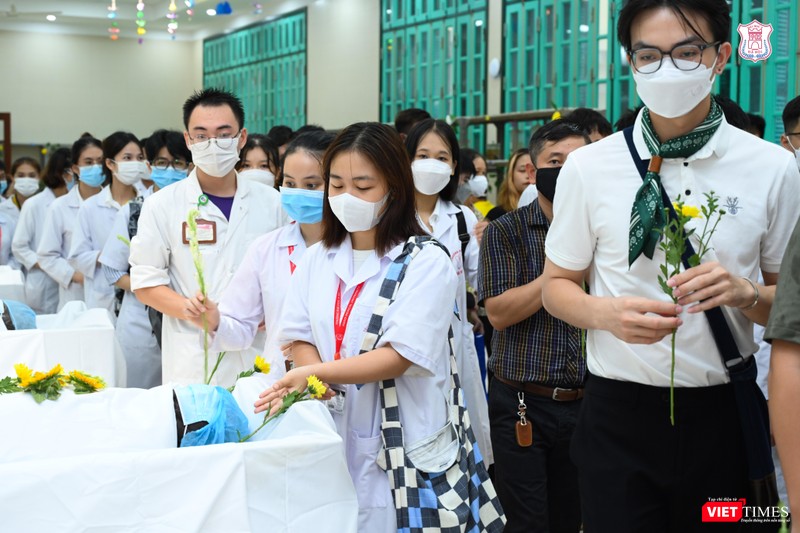Thầy và trò Trường Đại học Y Hà Nội đặt hoa tưởng niệm "những người thầy thầm lặng”