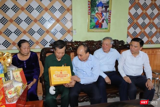 Chủ tịch nước Nguyễn Xuân Phúc thăm và tặng quà gia đình chính sách