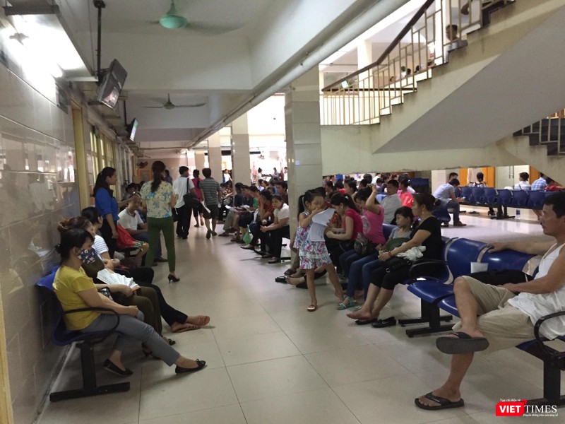 Bệnh nhân đi khám bệnh tại Bệnh viện Bạch Mai (Hà Nội) (ảnh Thanh Hằng)