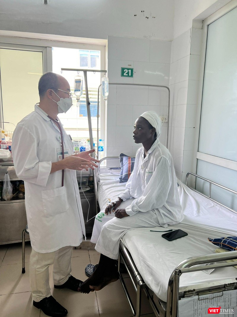 BV Bạch Mai gặp rất nhiều khó khăn, nhưng các thầy thuốc vẫn cố gắng chăm sóc, điều trị tốt nhất cho bệnh nhân (ảnh: Đỗ Hằng)